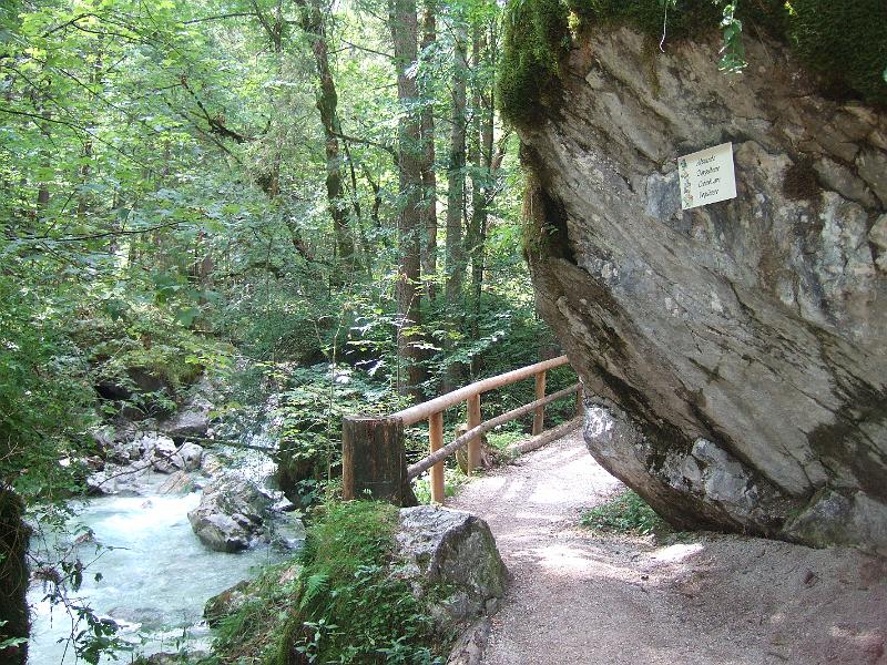 2009-08- (195).JPG - Große und kleine Felsbrocken, dazwischen plätschert der Klausenbach